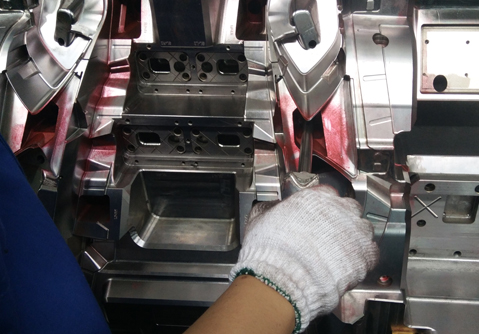 التركيز على التفاعل بين 'لغة الضوء' والإضاءة الذكية، وتوحيد الجهود لمعالجة التحديات في القوالب متعددة الألوان فائقة الحجم وتكنولوجيا البصريات الديناميكية